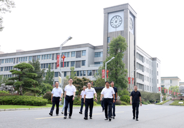 江苏省教育厅二级巡视员李金泉莅临海安中学调研指导